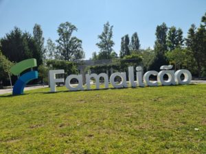 a palavra Famalicão escrita em letras tamanho gigante e afixadas na entrada do Parque da Devesa
