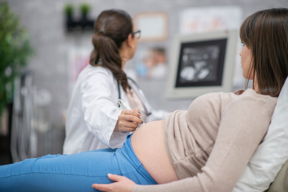 médica a fazer um exame de ecografia numa gestante